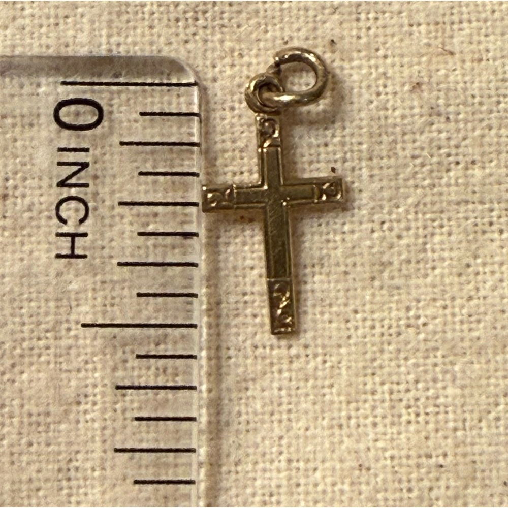 9K yellow gold petite Cross pendant - Picture 4 of 5